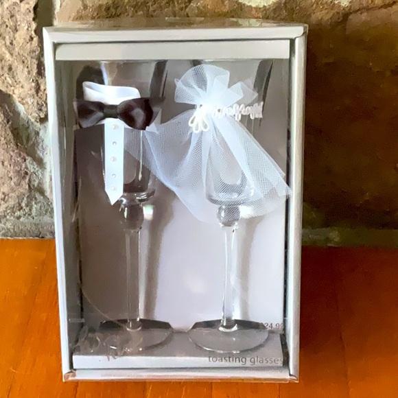 Bride and Groom toasting glasses - Picture 1 of 5